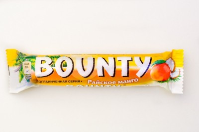 Шоколадный батончик Баунти Райское манго 52г